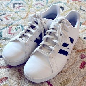 Adidas sneaker white size 5